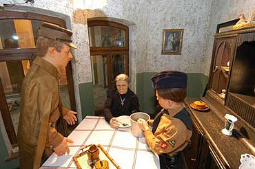 Szene in der Ausstellung: Ein Junge der Hitler Jugend bringt einer alten Frau am "Eintopfsonntag" eine Portion