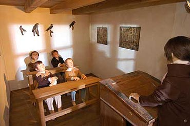 Szene in der Ausstellung: Unterricht in einem Klassenzimmer des frhen 19. Jahrhunderts