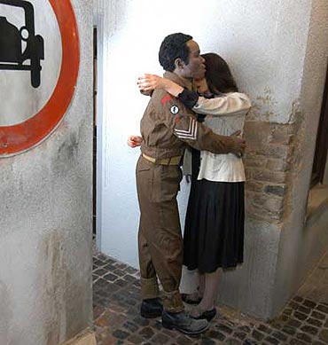 Szene in der Ausstellung: Ein alliierter Soldat Arm in Arm mit einer deutschen jungen Frau