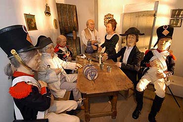 Szene in der Ausstellung: Franzsische Soldaten zu Gast in einer Weinschenke