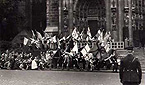 Die vereinten Fahnen und Banner der katholischen Jugendbewegung Klns nach der Fronleichnamsprozession am 11. Juni 1936 vor dem Klner Dom