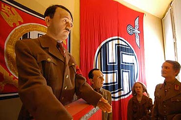 Szene in der Ausstellung: Adolf Hitler am Rednerpult. Im Hintergrund steht Joseph Göbbels