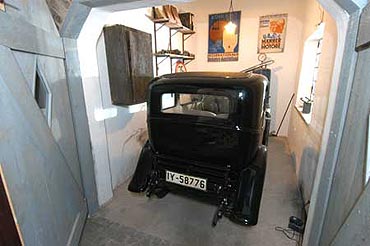 Szene in der Ausstellung: Werkstatt mit Oldtimer Opel P4