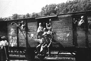 Schwarz-weiß Foto: Soldaten in einem Eisenbahnwaggon