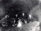Der "Kleine Kreis" der katholischen Jugend St. Agnes um Rektor Valks bei einem Ausflug, um 1940
