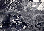 Gustav "Jack'" Merkentrop, Leni und Karl "Schicko" Gilles (v.l.) beim "Abkochen" im Juli 1942 in der Nhe von Sandt bei Bergisch Gladbach