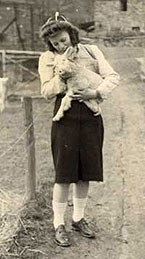 Gertrud Kühlem an der Liesenberger Mühle, um 1942
